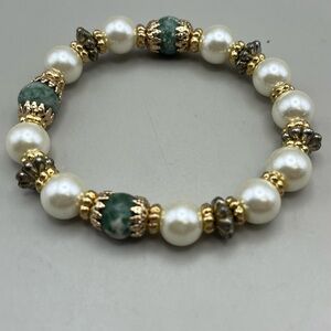 Elegant Pearl and Green Beaded Bracelet